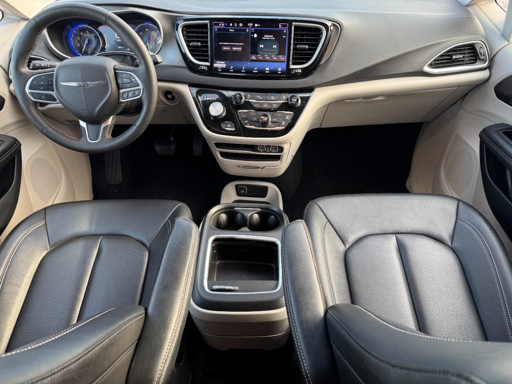Chrysler Pacifica Vehicle Full-screen Gallery Image 12