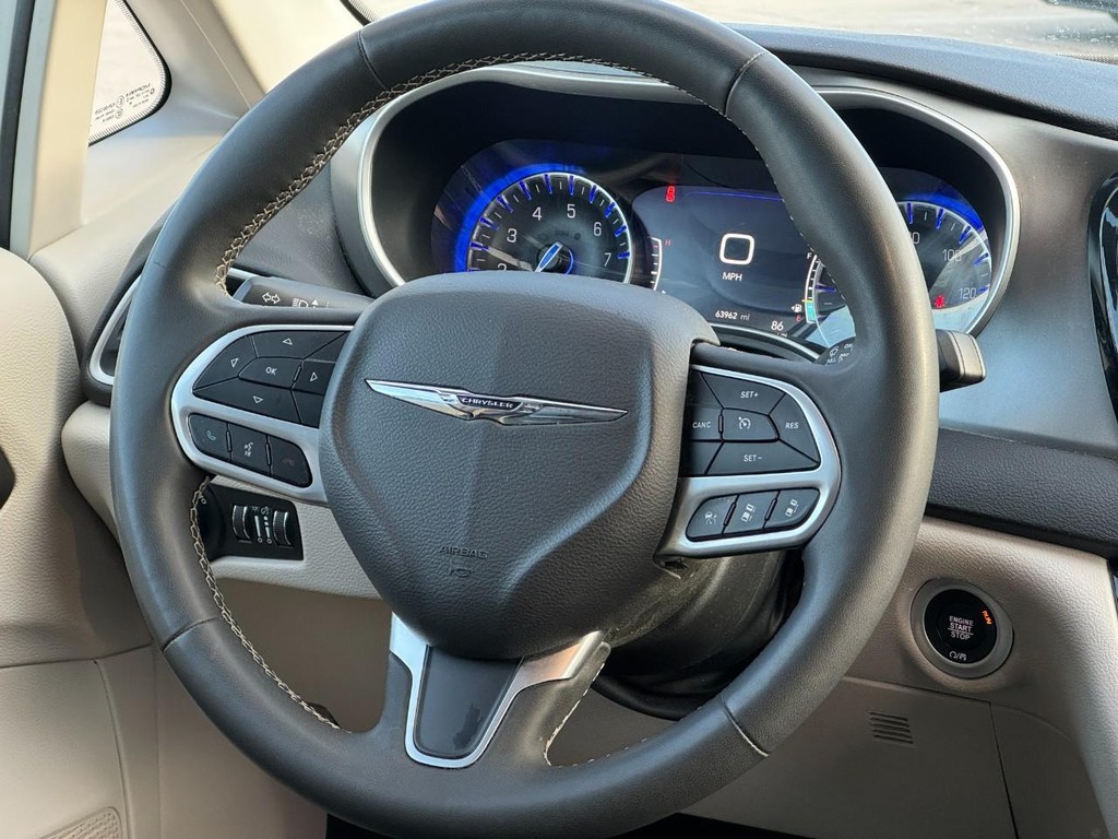 Chrysler Pacifica Vehicle Full-screen Gallery Image 13