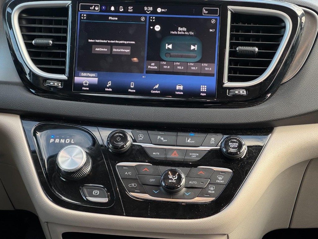 Chrysler Pacifica Vehicle Full-screen Gallery Image 14