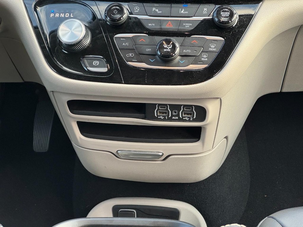 Chrysler Pacifica Vehicle Full-screen Gallery Image 15