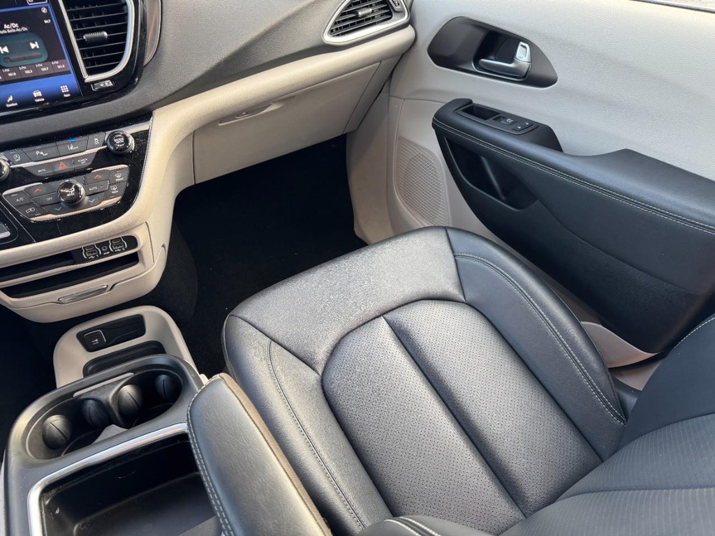 Chrysler Pacifica Vehicle Full-screen Gallery Image 16