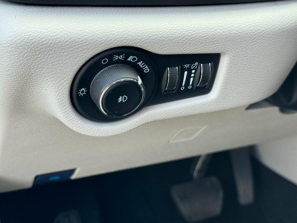 Chrysler Pacifica Vehicle Full-screen Gallery Image 17