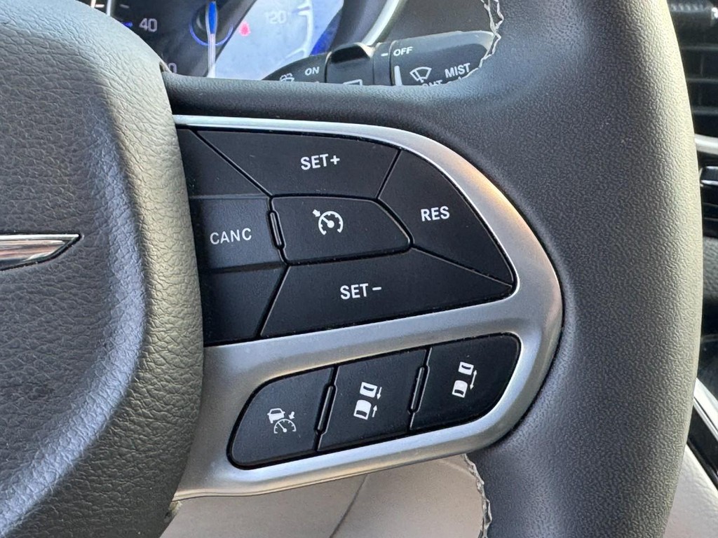 Chrysler Pacifica Vehicle Full-screen Gallery Image 19