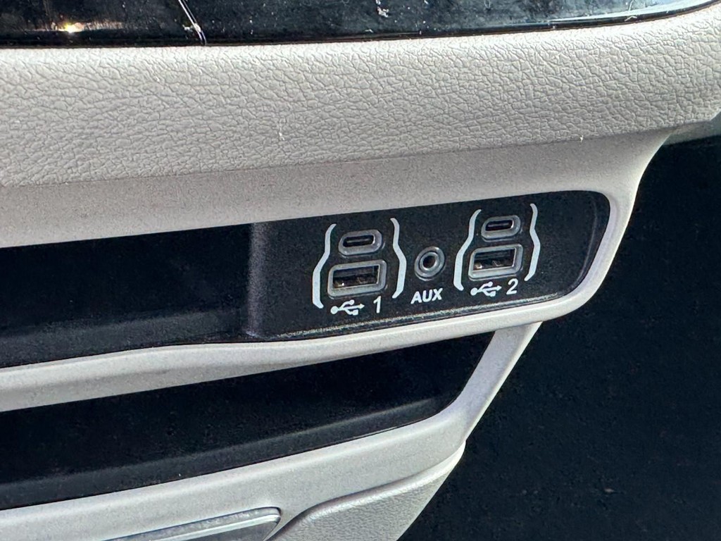 Chrysler Pacifica Vehicle Full-screen Gallery Image 22