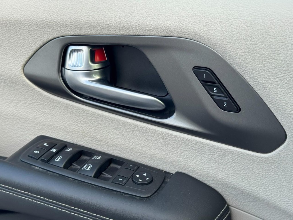 Chrysler Pacifica Vehicle Full-screen Gallery Image 23