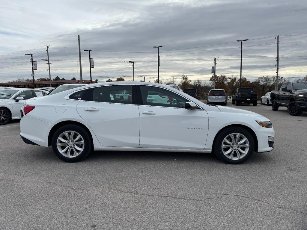Chevrolet Malibu Vehicle Full-screen Gallery Image 02