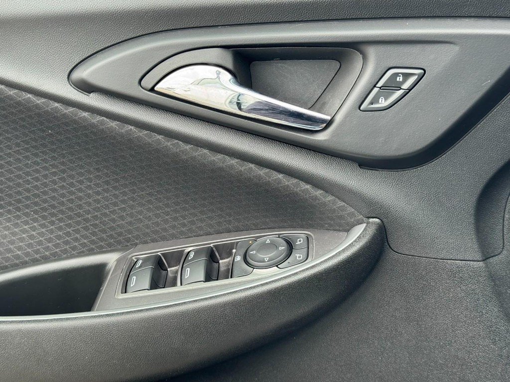 Chevrolet Malibu Vehicle Full-screen Gallery Image 22