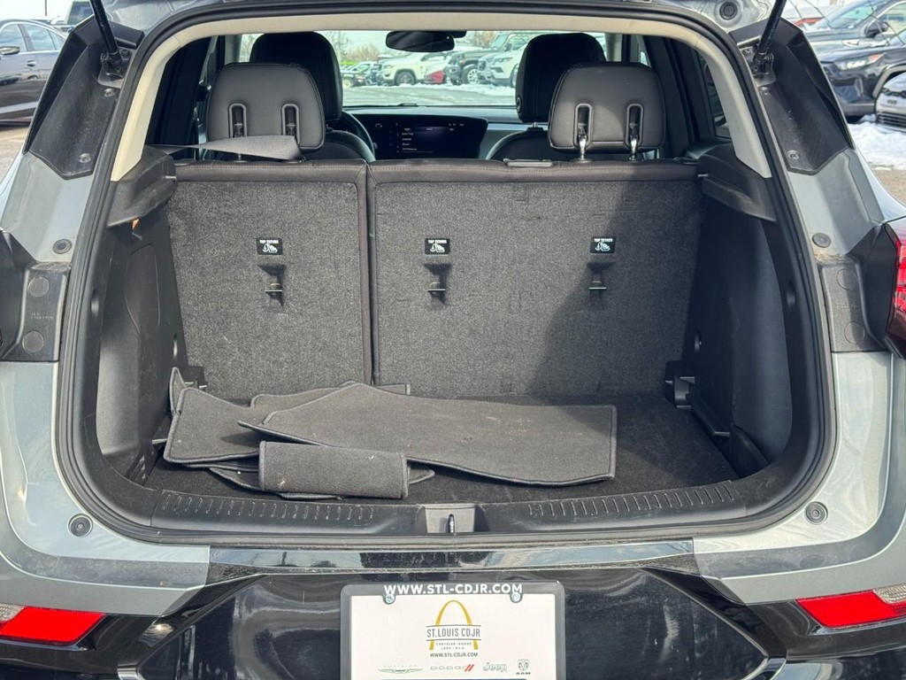 Buick Encore GX Vehicle Full-screen Gallery Image 04