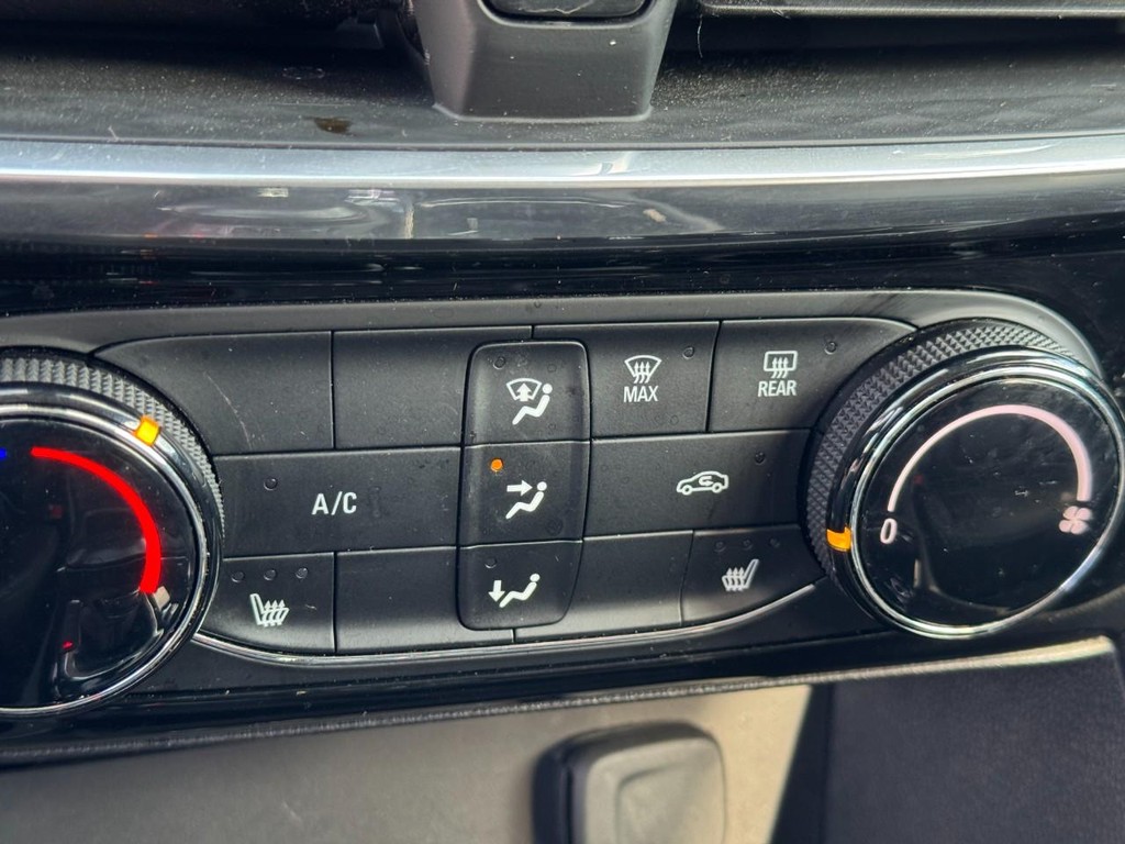 Buick Encore GX Vehicle Full-screen Gallery Image 22