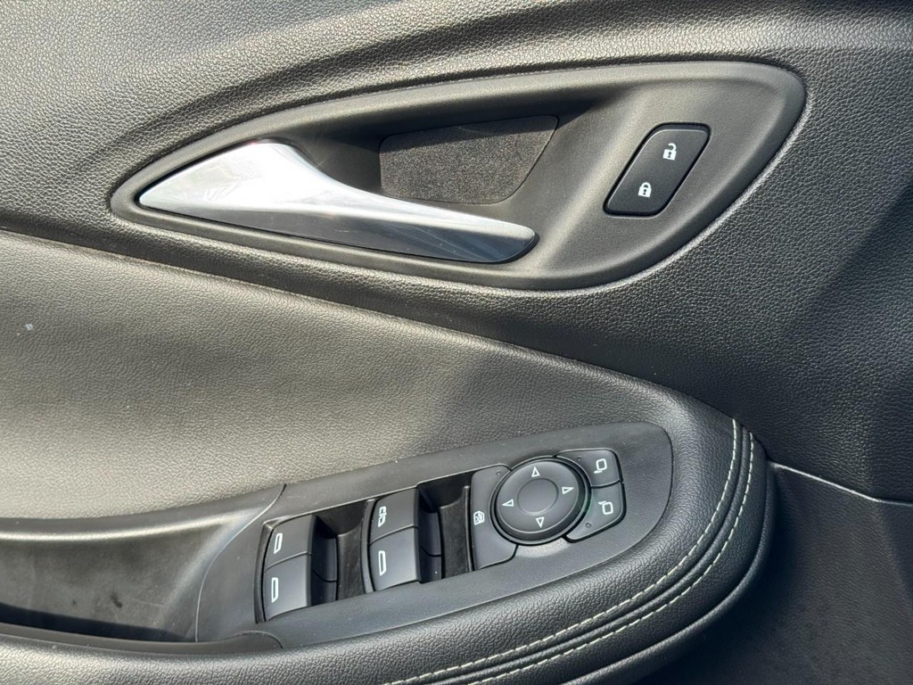 Buick Encore GX Vehicle Full-screen Gallery Image 23