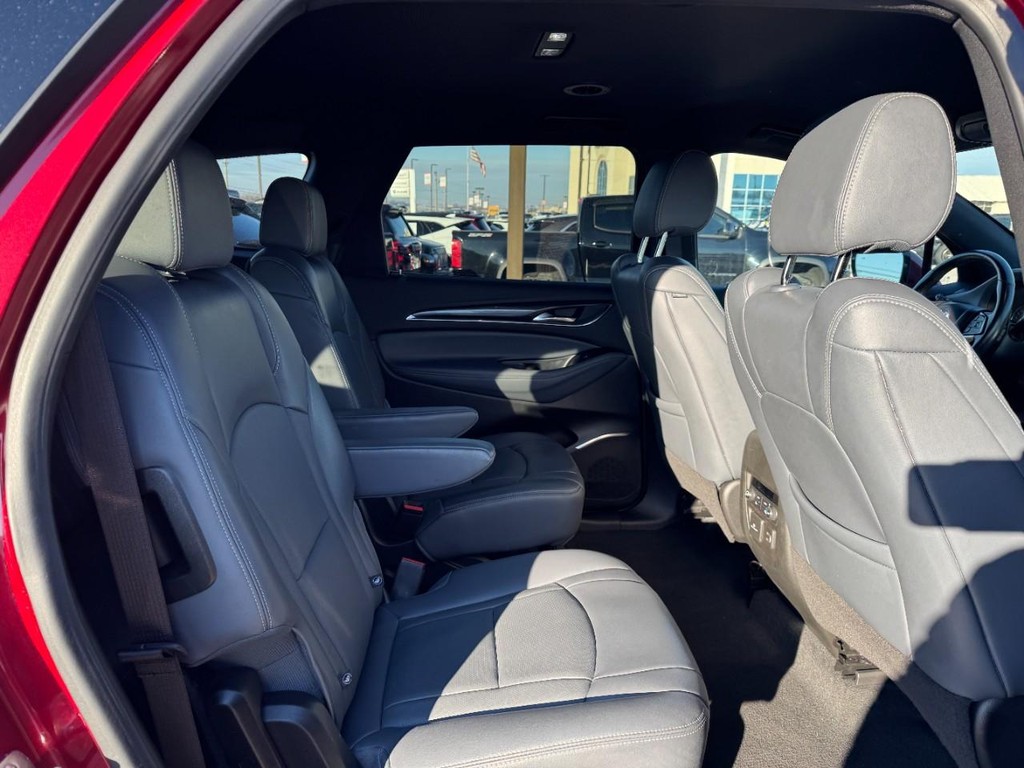 Buick Enclave Vehicle Full-screen Gallery Image 09