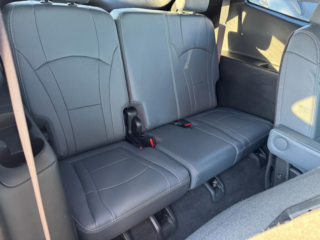 Buick Enclave Vehicle Full-screen Gallery Image 10