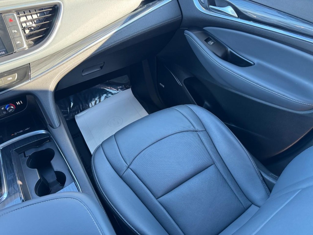 Buick Enclave Vehicle Full-screen Gallery Image 15