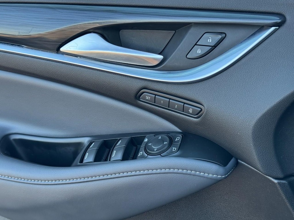 Buick Enclave Vehicle Full-screen Gallery Image 22