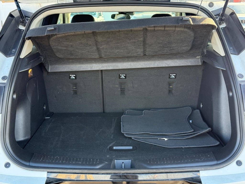 Buick Encore GX Vehicle Full-screen Gallery Image 06