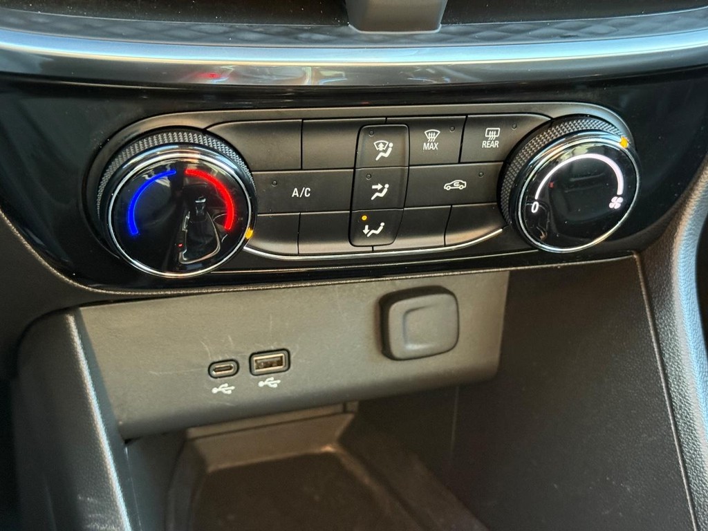 Buick Encore GX Vehicle Full-screen Gallery Image 17