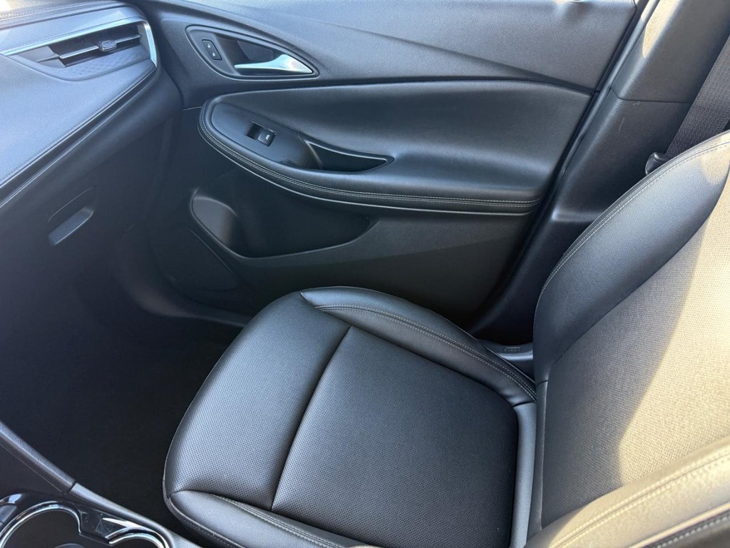 Buick Encore GX Vehicle Full-screen Gallery Image 19