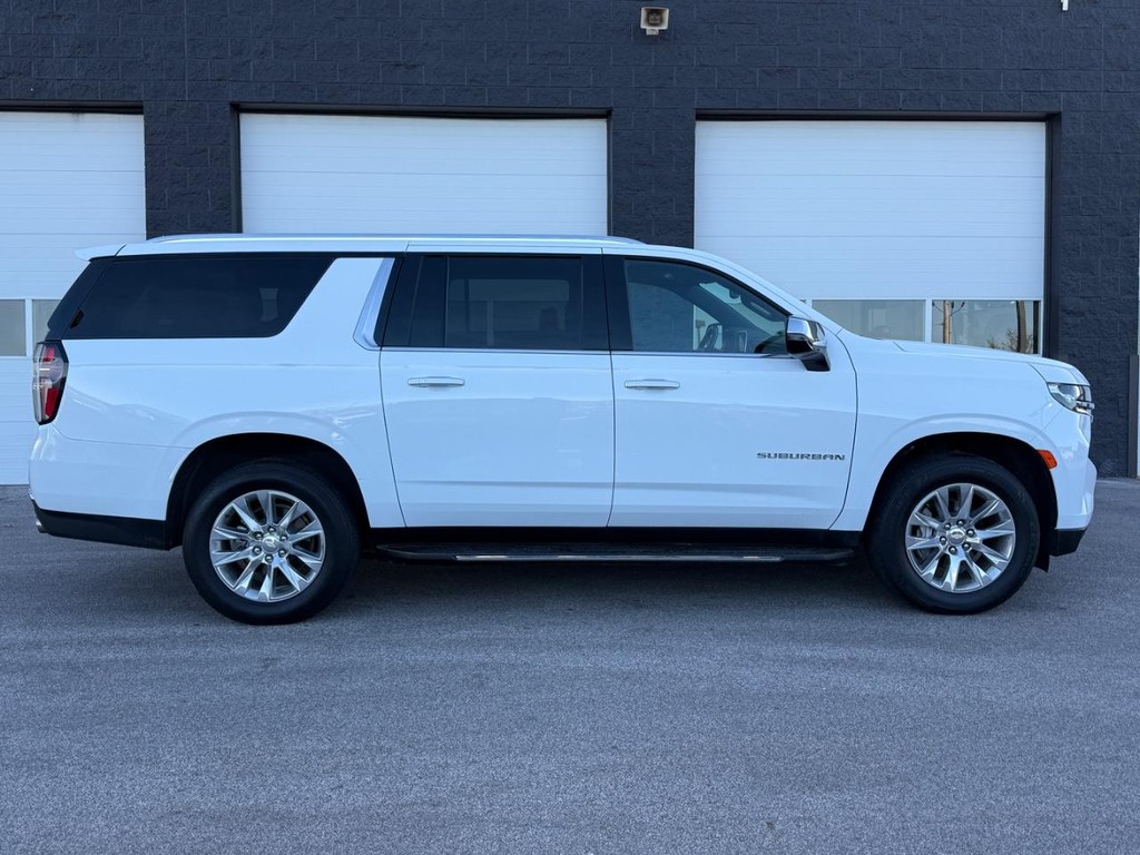 Chevrolet Suburban Vehicle Full-screen Gallery Image 02