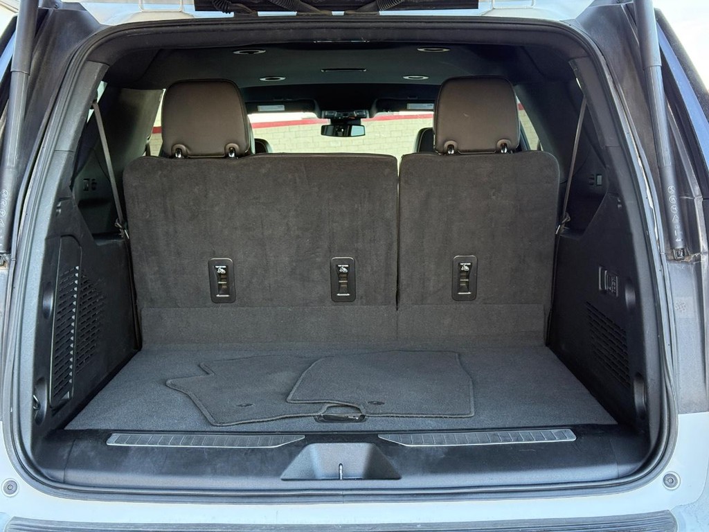 Chevrolet Suburban Vehicle Full-screen Gallery Image 06