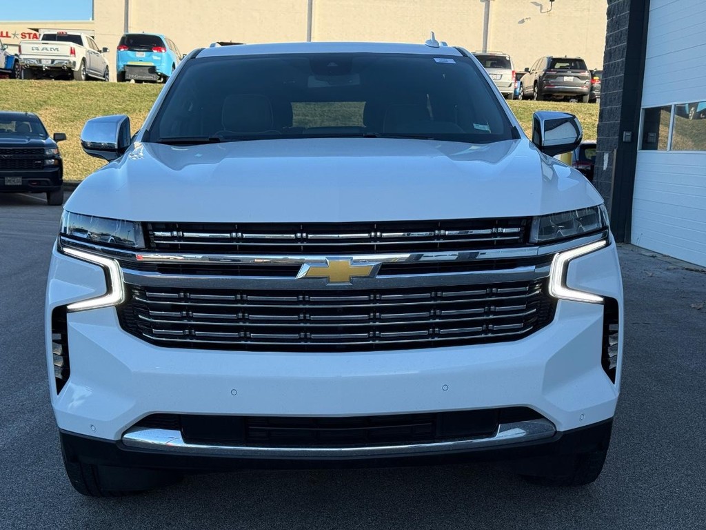 Chevrolet Suburban Vehicle Full-screen Gallery Image 09