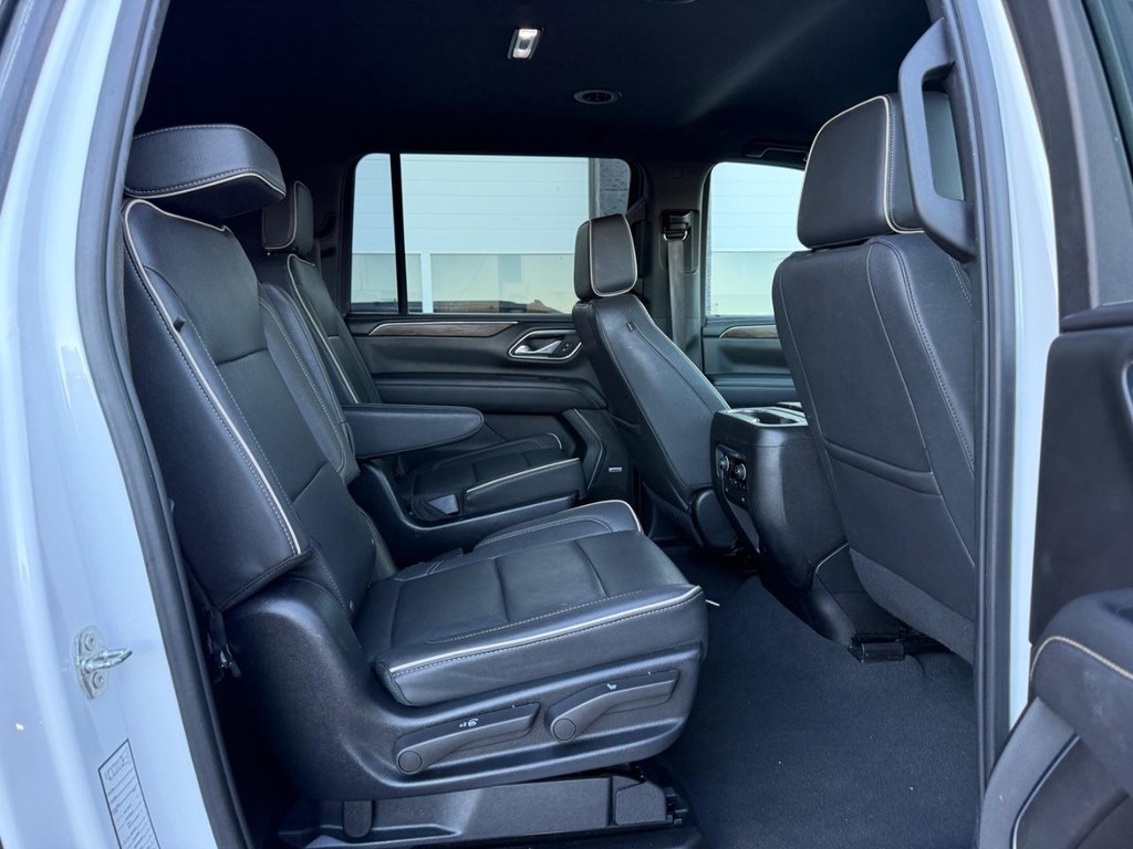 Chevrolet Suburban Vehicle Full-screen Gallery Image 11