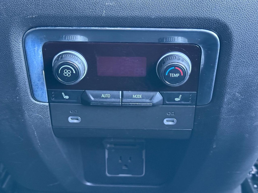 Chevrolet Suburban Vehicle Full-screen Gallery Image 12