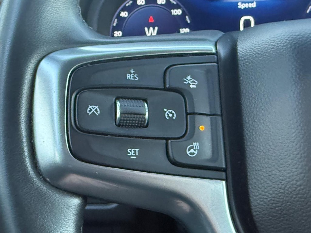 Chevrolet Suburban Vehicle Full-screen Gallery Image 15