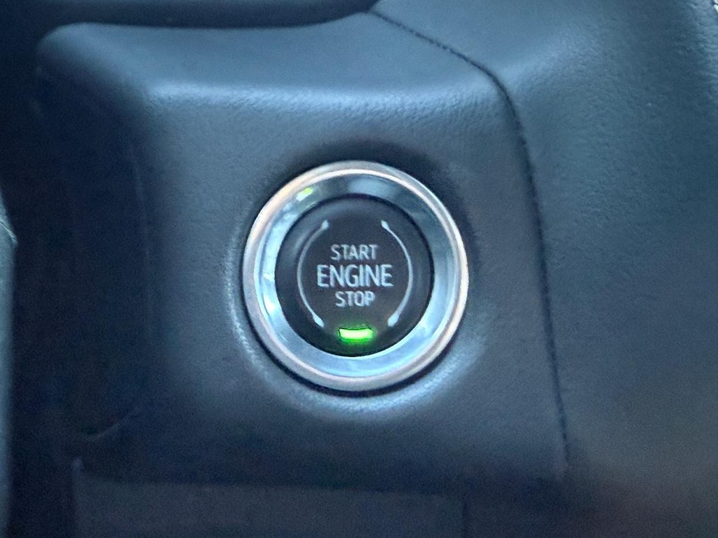 Chevrolet Suburban Vehicle Full-screen Gallery Image 17