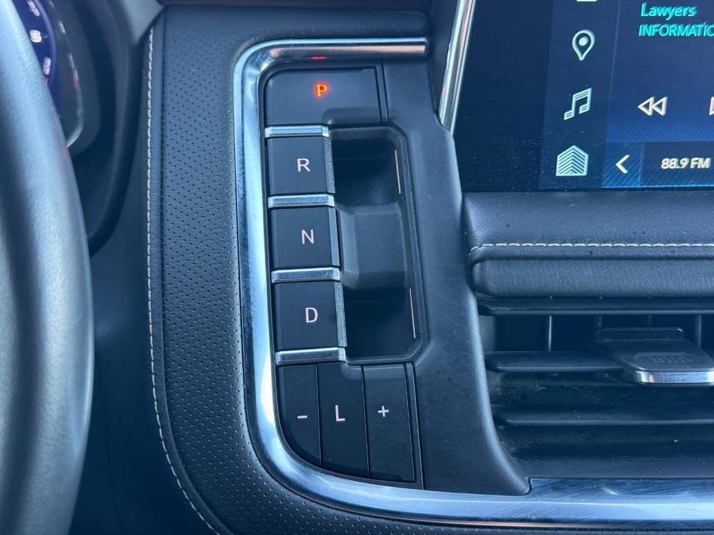 Chevrolet Suburban Vehicle Full-screen Gallery Image 18