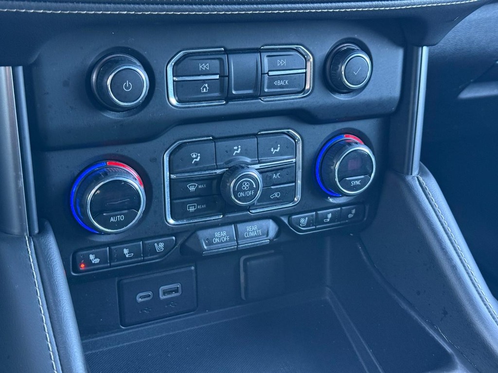 Chevrolet Suburban Vehicle Full-screen Gallery Image 21