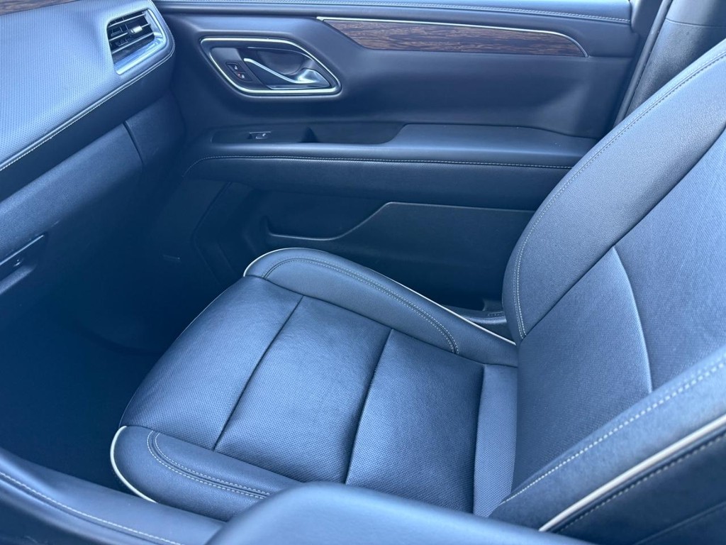 Chevrolet Suburban Vehicle Full-screen Gallery Image 22