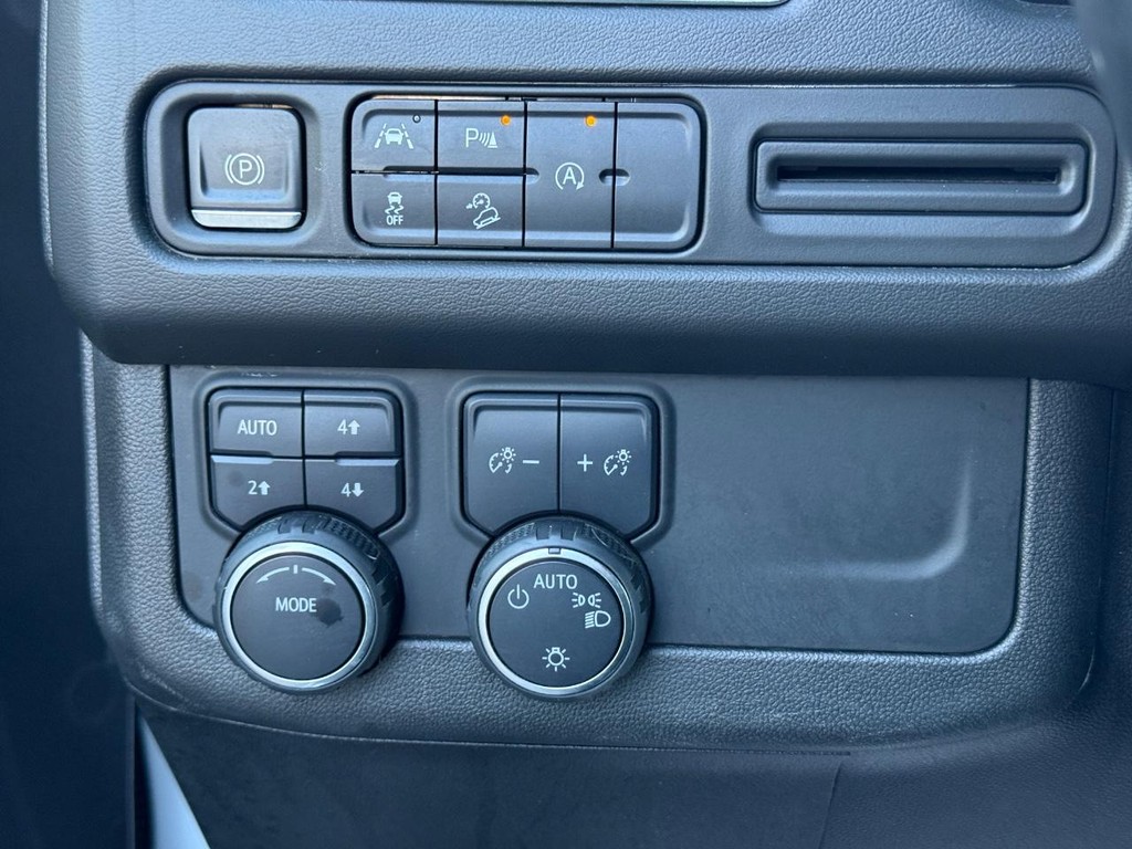 Chevrolet Suburban Vehicle Full-screen Gallery Image 24