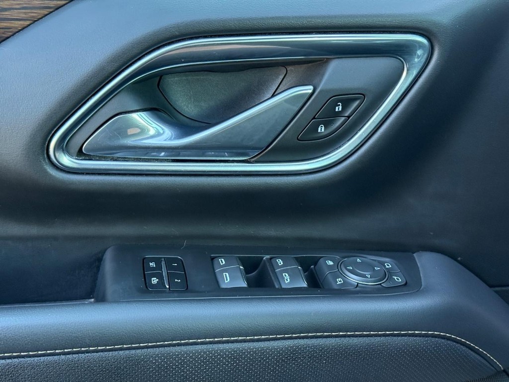 Chevrolet Suburban Vehicle Full-screen Gallery Image 25