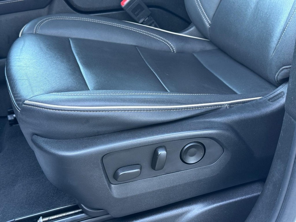 Chevrolet Suburban Vehicle Full-screen Gallery Image 27