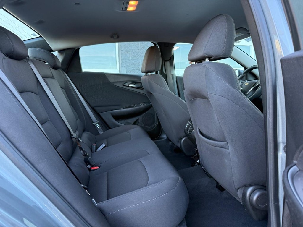 Chevrolet Malibu Vehicle Full-screen Gallery Image 10
