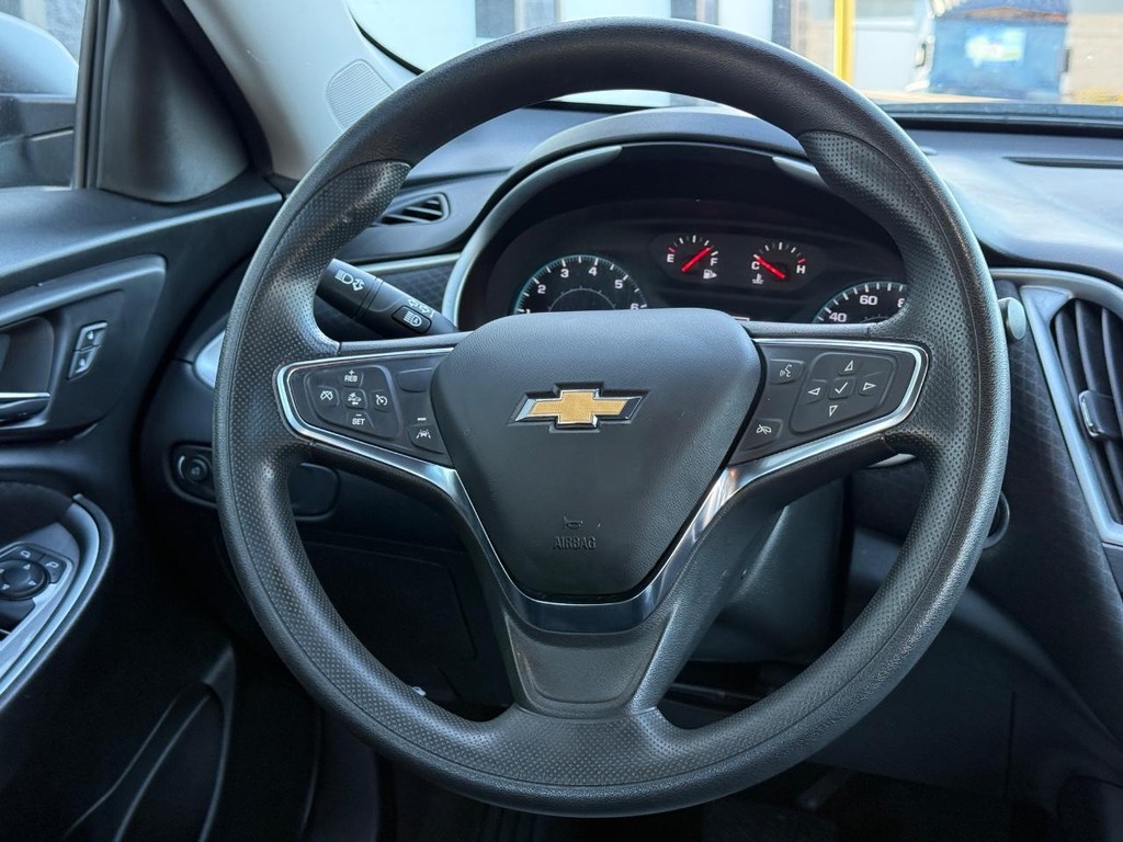 Chevrolet Malibu Vehicle Full-screen Gallery Image 12