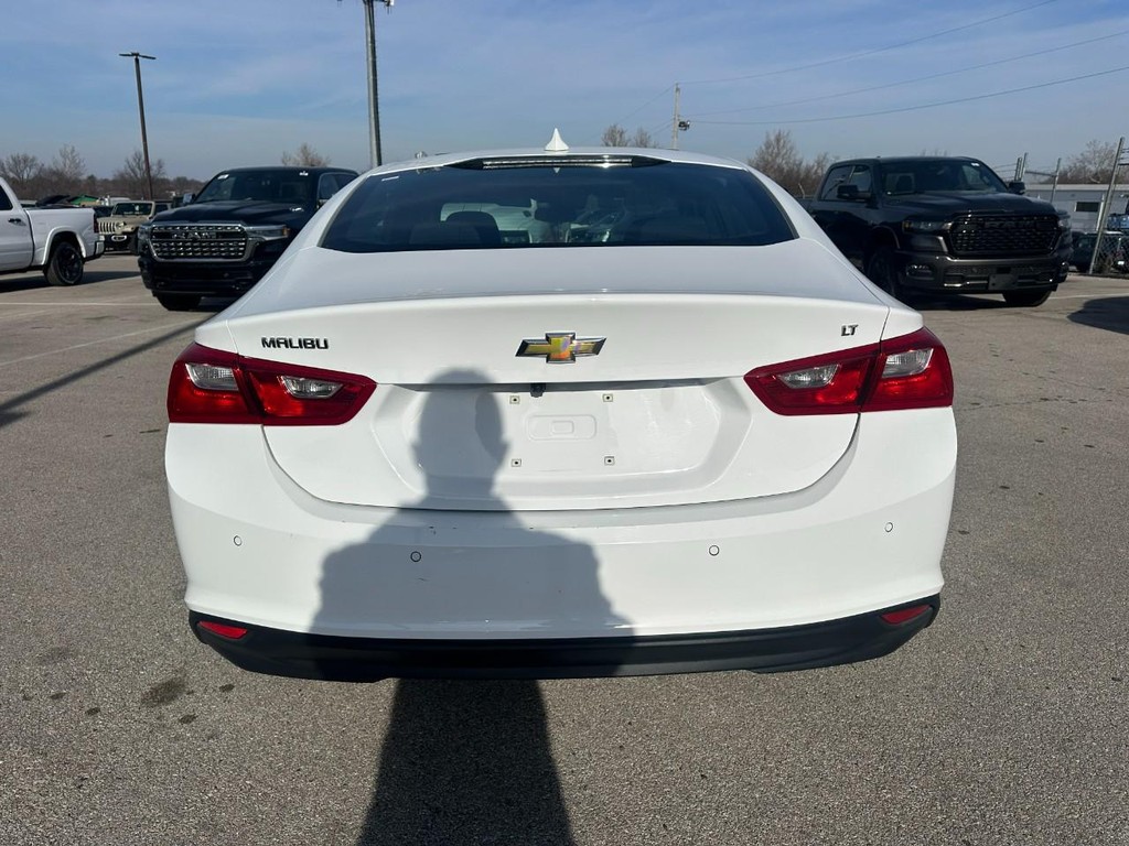 Chevrolet Malibu Vehicle Full-screen Gallery Image 04