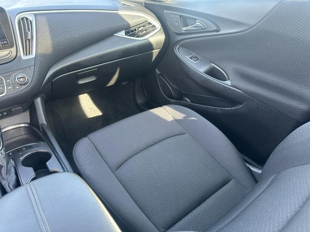 Chevrolet Malibu Vehicle Full-screen Gallery Image 16