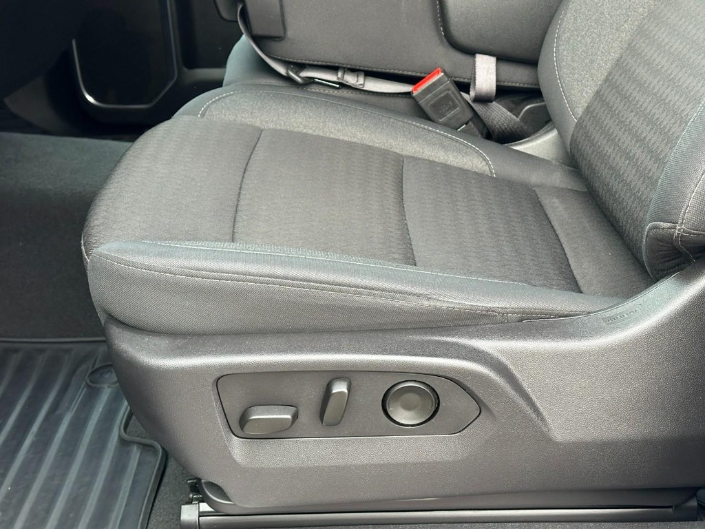 Chevrolet Silverado 1500 Vehicle Full-screen Gallery Image 17