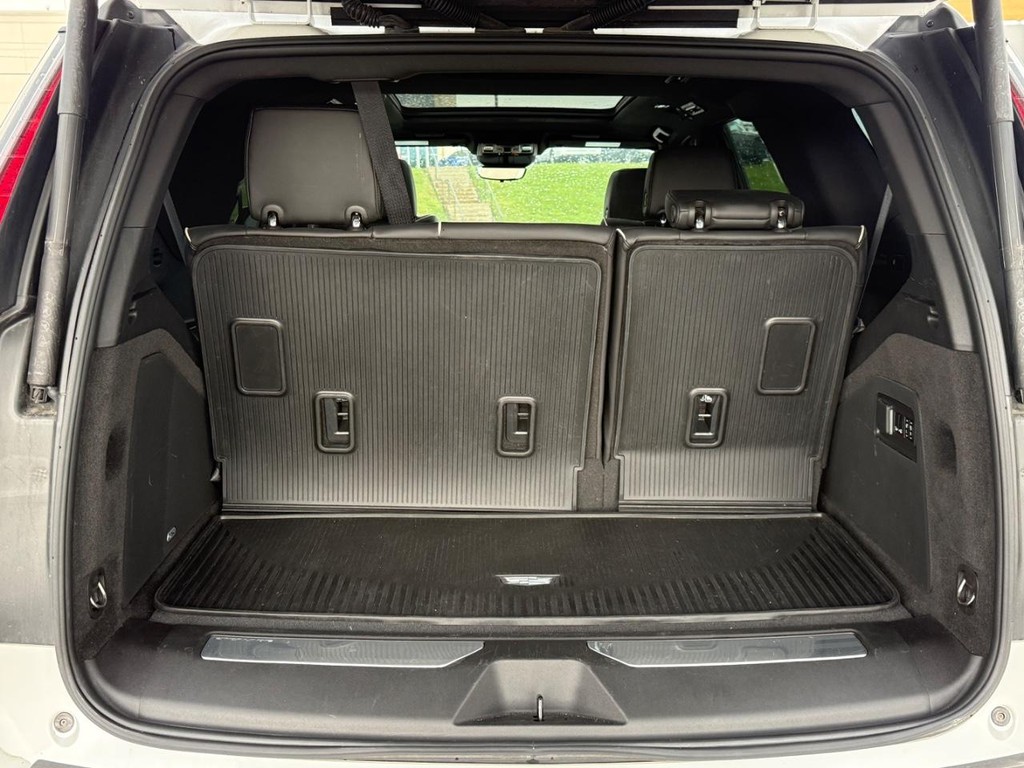 Cadillac Escalade Vehicle Full-screen Gallery Image 04