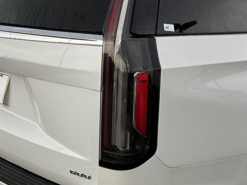 Cadillac Escalade Vehicle Full-screen Gallery Image 11