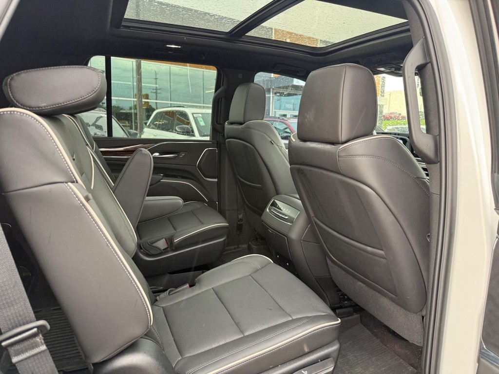 Cadillac Escalade Vehicle Full-screen Gallery Image 13