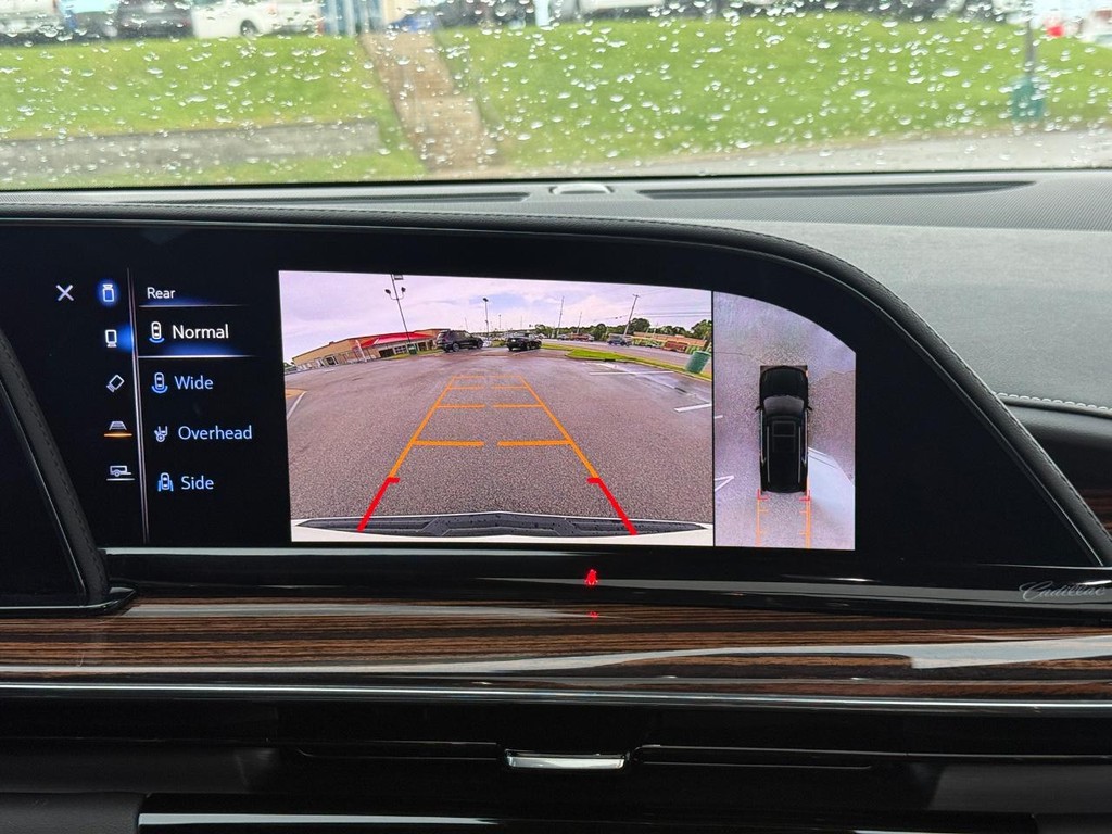 Cadillac Escalade Vehicle Full-screen Gallery Image 17