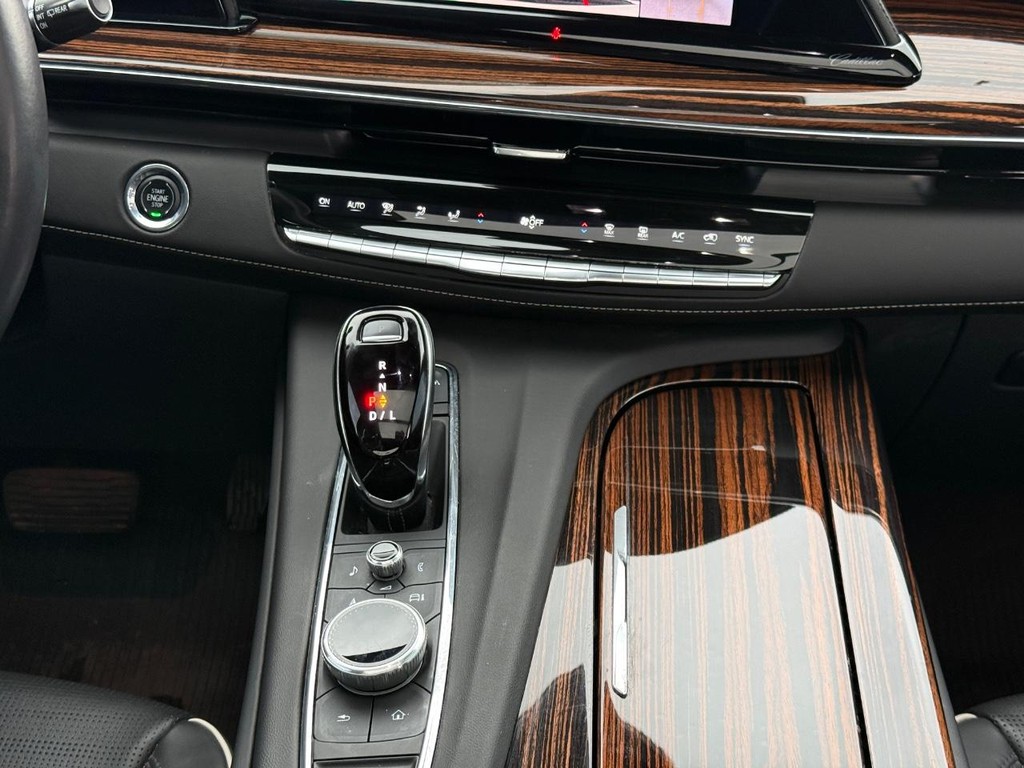 Cadillac Escalade Vehicle Full-screen Gallery Image 18