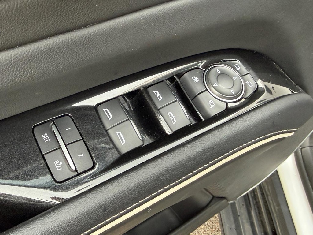 Cadillac Escalade Vehicle Full-screen Gallery Image 19