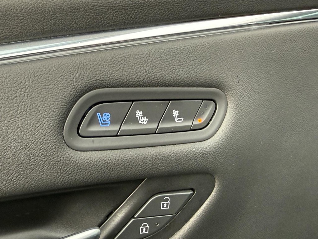 Cadillac Escalade Vehicle Full-screen Gallery Image 20