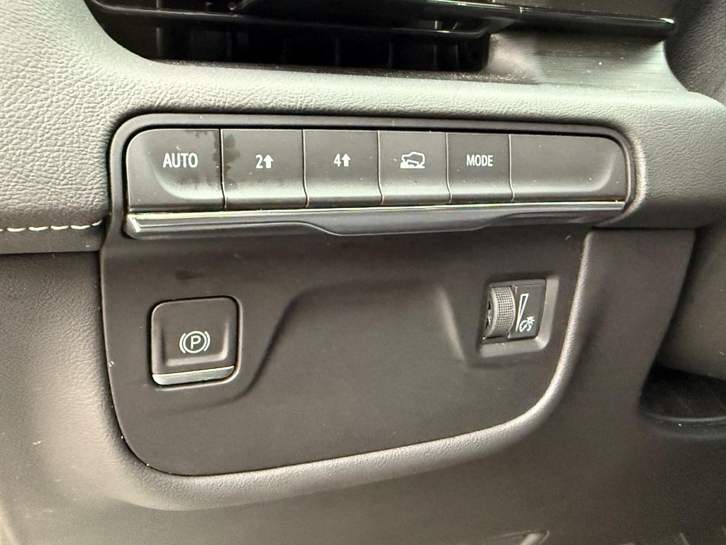 Cadillac Escalade Vehicle Full-screen Gallery Image 22