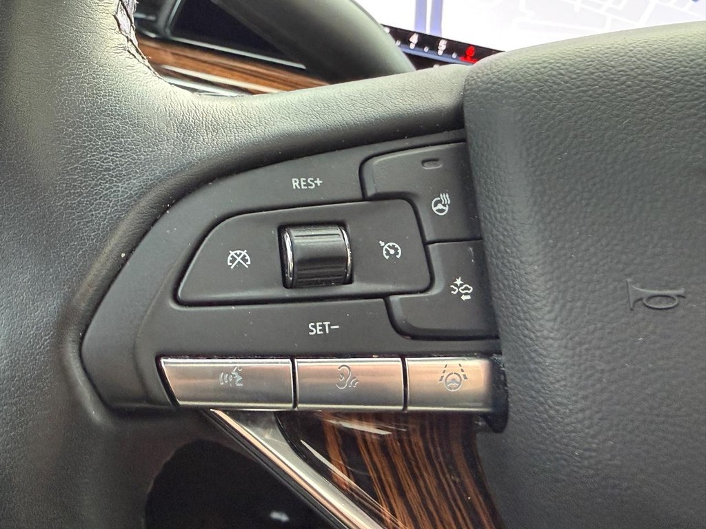 Cadillac Escalade Vehicle Full-screen Gallery Image 23