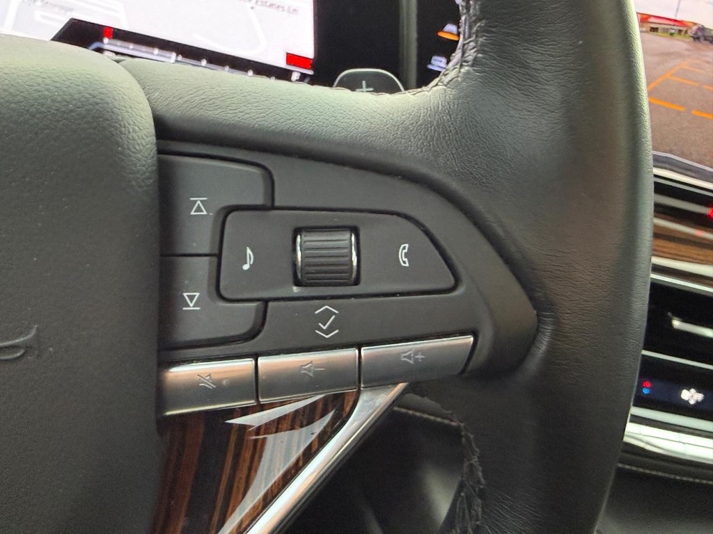 Cadillac Escalade Vehicle Full-screen Gallery Image 24