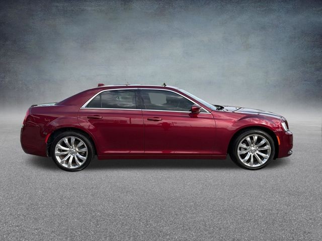 Chrysler 300 Vehicle Full-screen Gallery Image 04